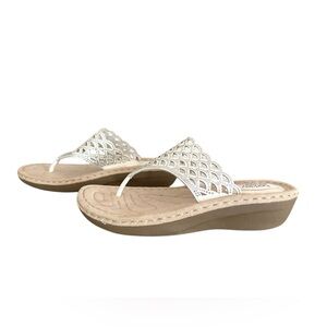 Berkley Jensen Comfort Thong Sandals Size 6.5 White/Rhinestone Accents NWOT